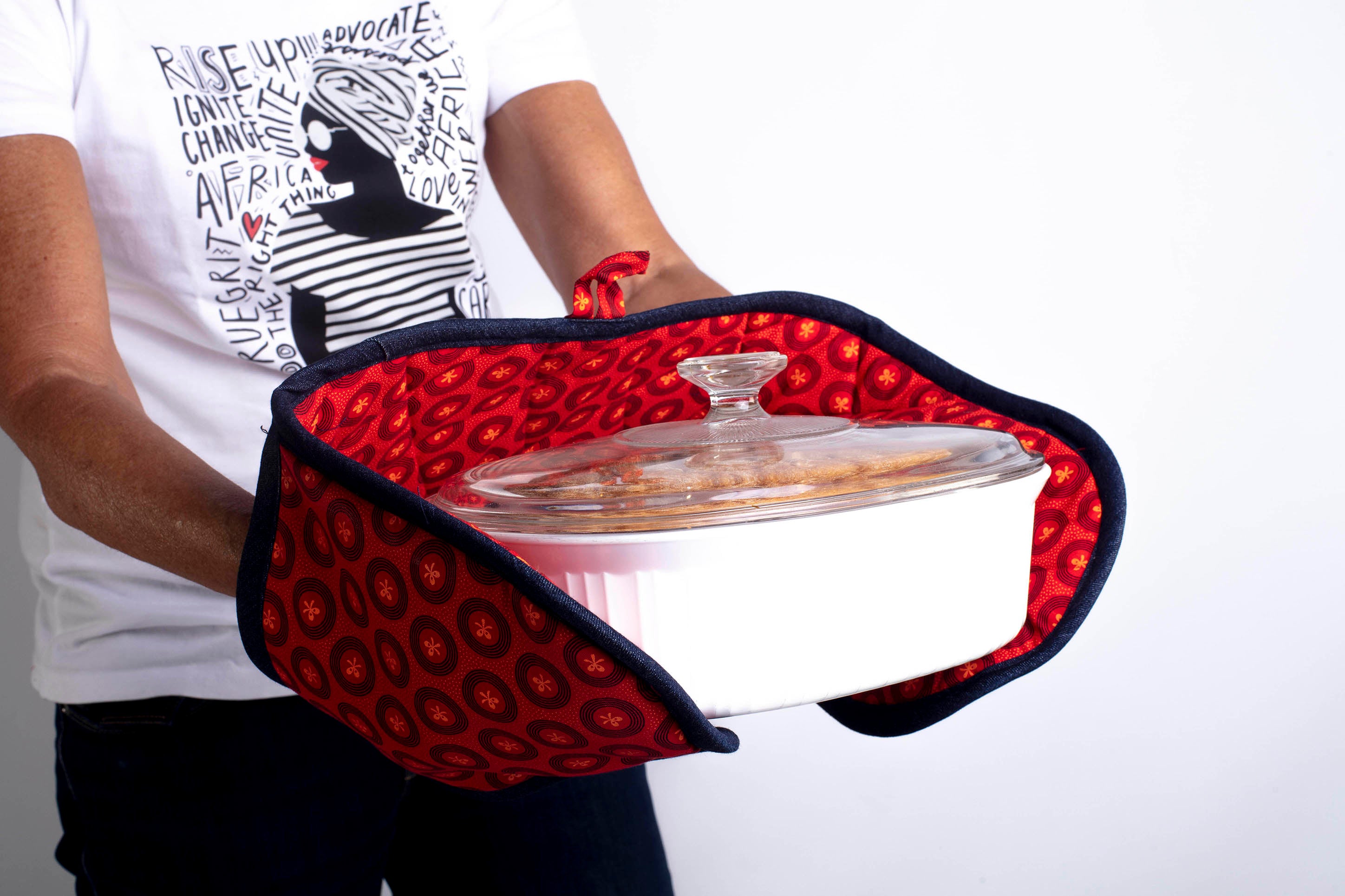 Oven Gloves in Shweshwe Fabric Around Pot Side